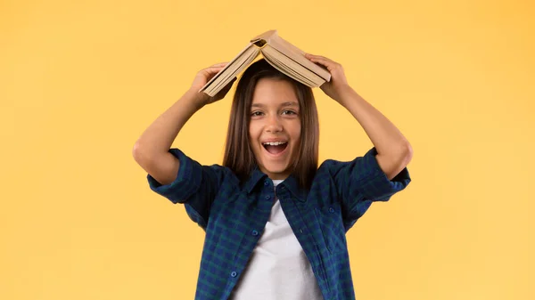 Ritratto di ragazza gioiosa con tetto a libro sulla testa — Foto Stock