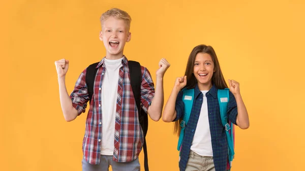 Aufgeregte Schulkinder kreischen vor Freude und schütteln Fäuste — Stockfoto