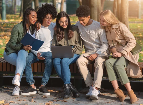 Parkta dinlenirken eğitim projesinde çalışan çok ırklı arkadaşlar