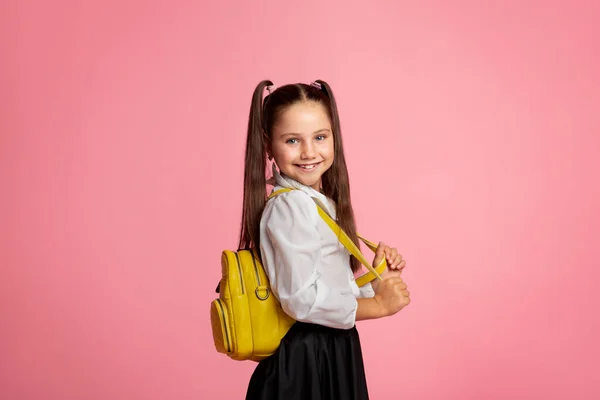 Concepto de educación temprana. Preescolar sonriente en uniforme con mochila — Foto de Stock