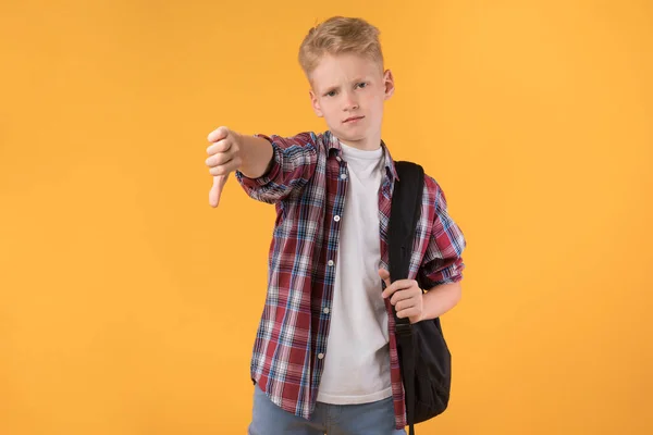 Fiatal tinédzser fiú mutatja hüvelykujját lefelé gesztus — Stock Fotó
