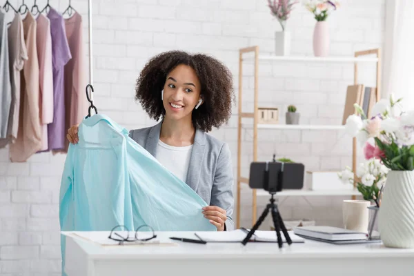 Mujer afroamericana feliz en traje muestra la ropa y hace video sobre la moda — Foto de Stock