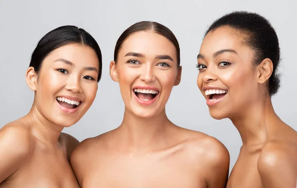 Tre ragazze allegre in posa senza maglietta sorridente alla macchina fotografica in studio — Foto Stock