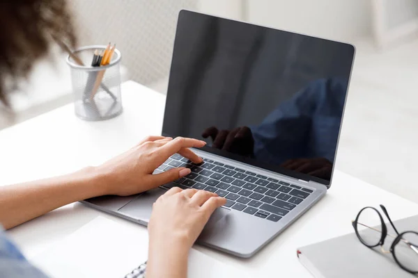 Menina afro-americana usando laptop para reunião on-line em chamada de vídeo com tela vazia para trabalhar em casa — Fotografia de Stock