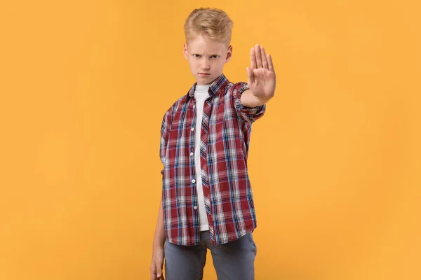 Sério cara mostrando sinal de parada com a mão — Fotografia de Stock