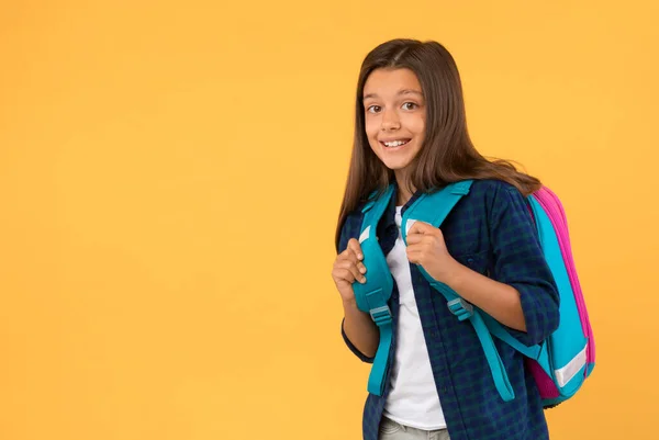 Schoolmeisje poseren met schooltas op studio achtergrond — Stockfoto