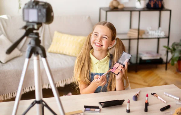 Молода дівчина робить макіяж, записуючи її блог краси — стокове фото