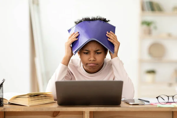 Hayal kırıklığına uğramış çocuk evde online ders sırasında kötü not alıyor. — Stok fotoğraf