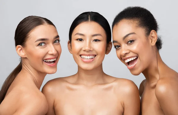 Три веселые модели девушки позируют улыбаясь на камеру, Studio Shot — стоковое фото