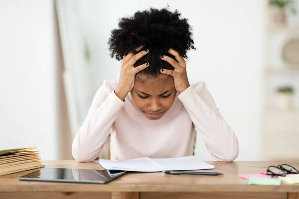 Meisje het hebben van harde tijd doen huiswerk online, zitten gedeprimeerd binnen — Stockfoto