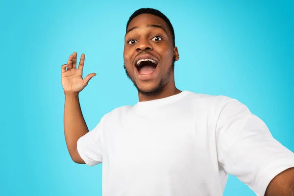 Vicces Afrikai Man Making Selfie Over Blue Háttér, Stúdió lövés — Stock Fotó