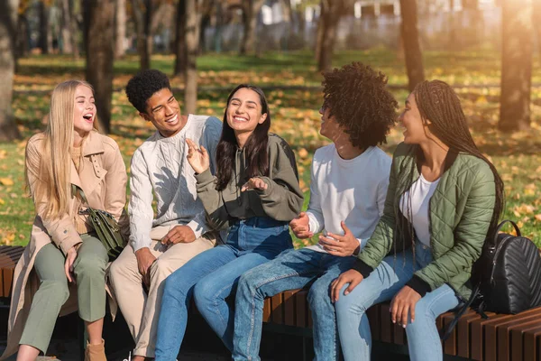Adolescentes divirtiéndose en el parque público, hablando y riendo —  Fotos de Stock