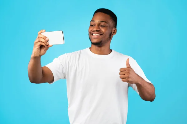 Afro-Amerikaanse Man Making Selfie Gesturing Duimen-Up Over Blauwe Achtergrond — Stockfoto