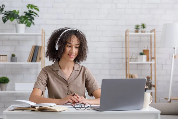 Giovane studente che guarda lezione online e studia da casa — Foto Stock