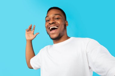 Siyah Adam Selfie Çekiyor El sallayarak Mavi Arkaplanda