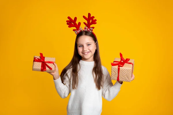 Jeugd, Kerstmis en stemming. Glimlachend kind met twee geschenken in haar handen — Stockfoto