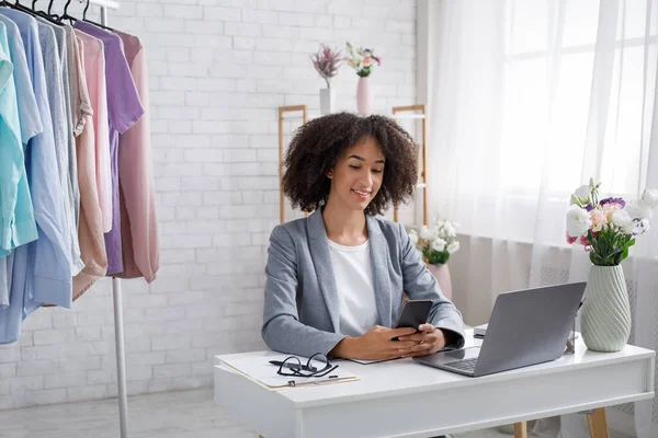 Diseñador de ropa, vendedor y consultor de compras. Chica afroamericana escribiendo en el teléfono inteligente — Foto de Stock