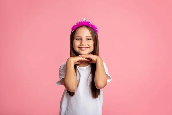 Infância, beleza e moda. Menina alegre com coroa goza de beleza — Fotografia de Stock