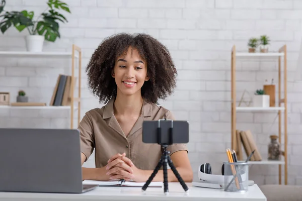 Afrikaans amerikaanse vrouw student kijken naar computer, kijken webinar of het doen van video chat door webcam — Stockfoto