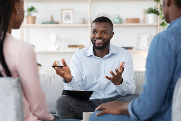 Family Psychotherapy. Friendly Black Therapist Consulting African American Couple At His Office — Stock Photo, Image