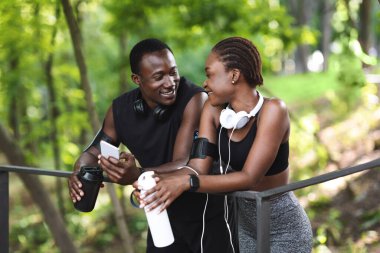 Spor Birlikleri. Romantik Siyah Çift Spor Eğitiminden sonra dışarıda dinleniyor