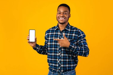 Neşeli Afrikalı Akıllı Telefon Gösteren Boş Ekran, Sarı Arkaplan, Model