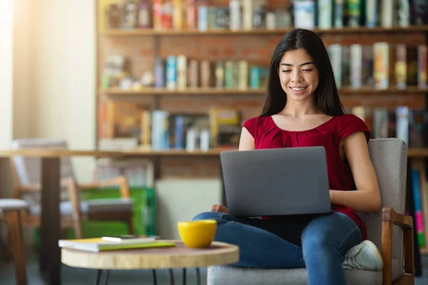 Sorrindo menina coreana usando laptop para trabalho on-line ou estudos no café — Fotografia de Stock