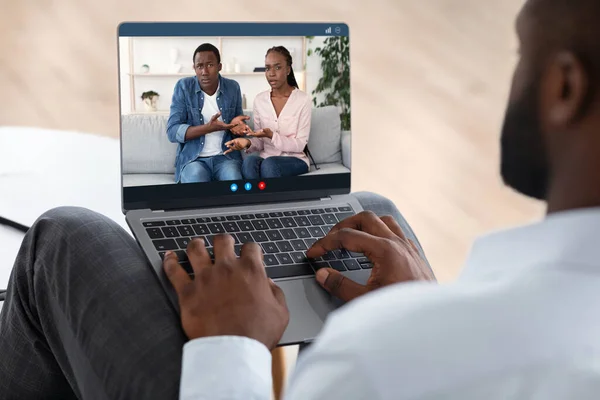 Marriage Therapist Consulting Black Couple Via Web Conference Online On Laptop — Stock Photo, Image