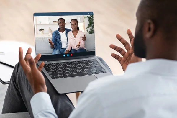 Desperat kvinna talar med professionell psykolog vid terapisession på hans kontor — Stockfoto