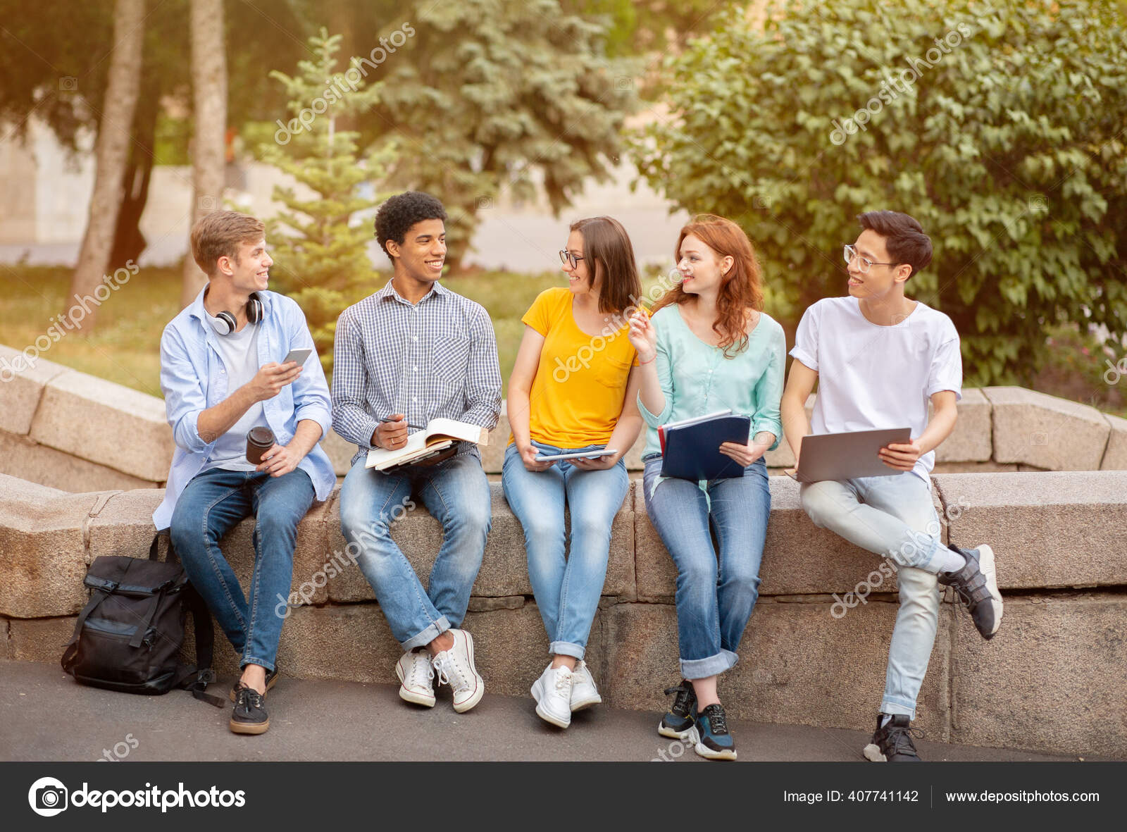 고등학교 학생들이 밖에서 함께 숙제를 배우는 모습 — 스톡 사진 © Milkos #407741142, image size:1600x1181