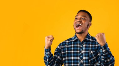 Heyecanlı Siyah Adam Sarı Arkaplanda Sarsılan Yumruklar, Panorama