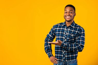 Neşeli Siyah Adam Sarı Arkaplanda Alan Pozisyonu Gösteriyor