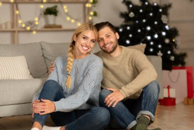 Genç bir çiftin Noel 'i evde geçirdiği fotoğraf