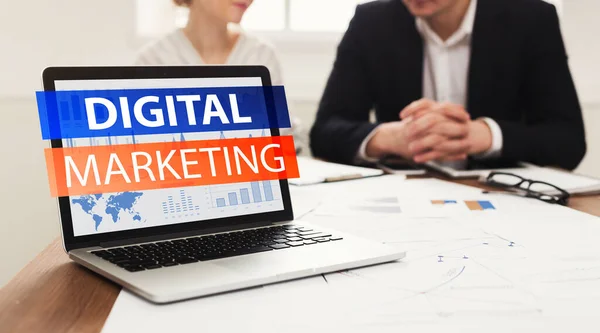 Laptop met digitale marketing inscriptie over twee werknemers — Stockfoto