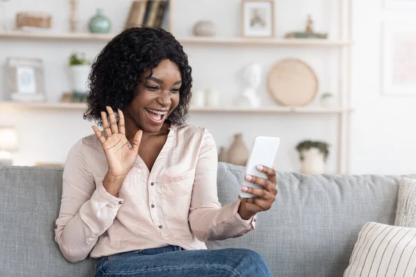 Vídeo Blog. Cheeeful Black Feminino Blogger Usando Smartphone Em Casa, Gravando Conteúdo — Fotografia de Stock