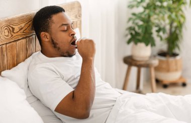 Uykucu Afro-Amerikan Adam Evde Yatakta Esniyor