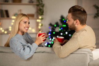 Kanepede oturup kakao içen aile çiftimizin arkası.
