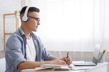 Salgın sırasında kendini izole etme konusunda evde eğitim. Adam internetten bilgi topluyor.