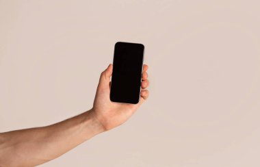 Erkek el, ışık arkaplanı üzerinde boş ekranı olan akıllı telefonu sunar, tasarım için modelleme