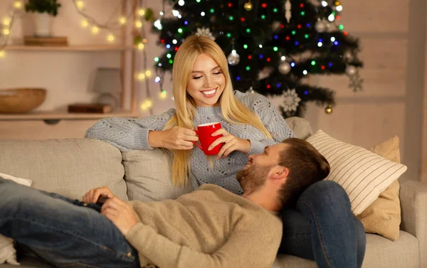 素敵なカップルリラックスして家にクリスマス — ストック写真