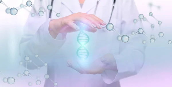 Голограмма цепей ДНК протекает между руками молодой женщины-врача — стоковое фото
