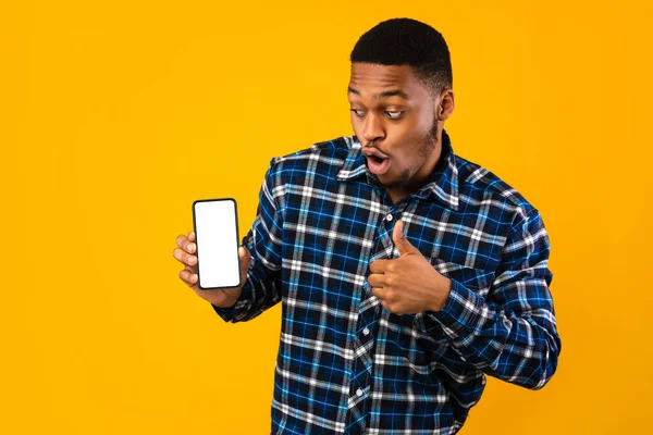 Homem Africano Mostrando Tela de Smartphone Gesturing Thumbs-Up, Estúdio Shot, Mockup — Fotografia de Stock