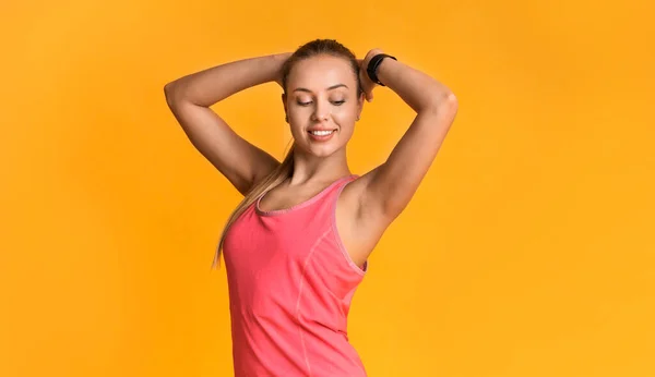 Modelo de fitness bonito com corpo desportivo perfeito posando no fundo amarelo — Fotografia de Stock