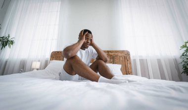 Stresli Siyah Milenyum Adamı Yatakta Oturuyor Kapalı Kapıya Dokunuyor