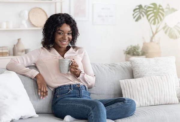 コーヒータイム。美人黒人女性が自宅でホットドリンクを楽しむカップ — ストック写真