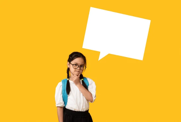 Κορεάτισσα σκέφτεται με φούσκα ομιλία πάνω από το κεφάλι, κίτρινο φόντο — Φωτογραφία Αρχείου