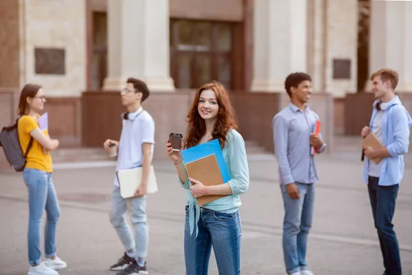 站在大学外休息时喝咖啡的快乐学生女孩 — 图库照片