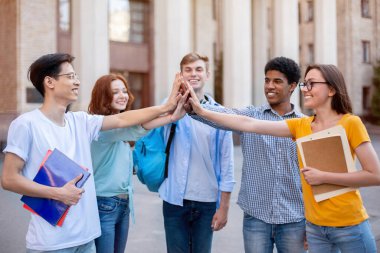Mutlu Öğrenciler Dışarıda Ayakta Durarak Sınavları Başarılı Bir Çak Beşlik Veriyor