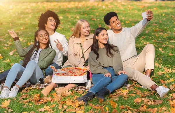 Tonåringar som har picknick i skogen, tar selfie på smartphone — Stockfoto