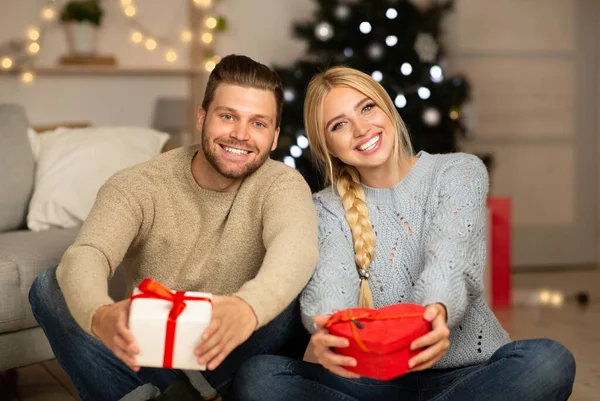 陽気な男と女を保持クリスマスプレゼント — ストック写真